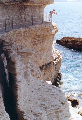 048-sur chemin bas escalier